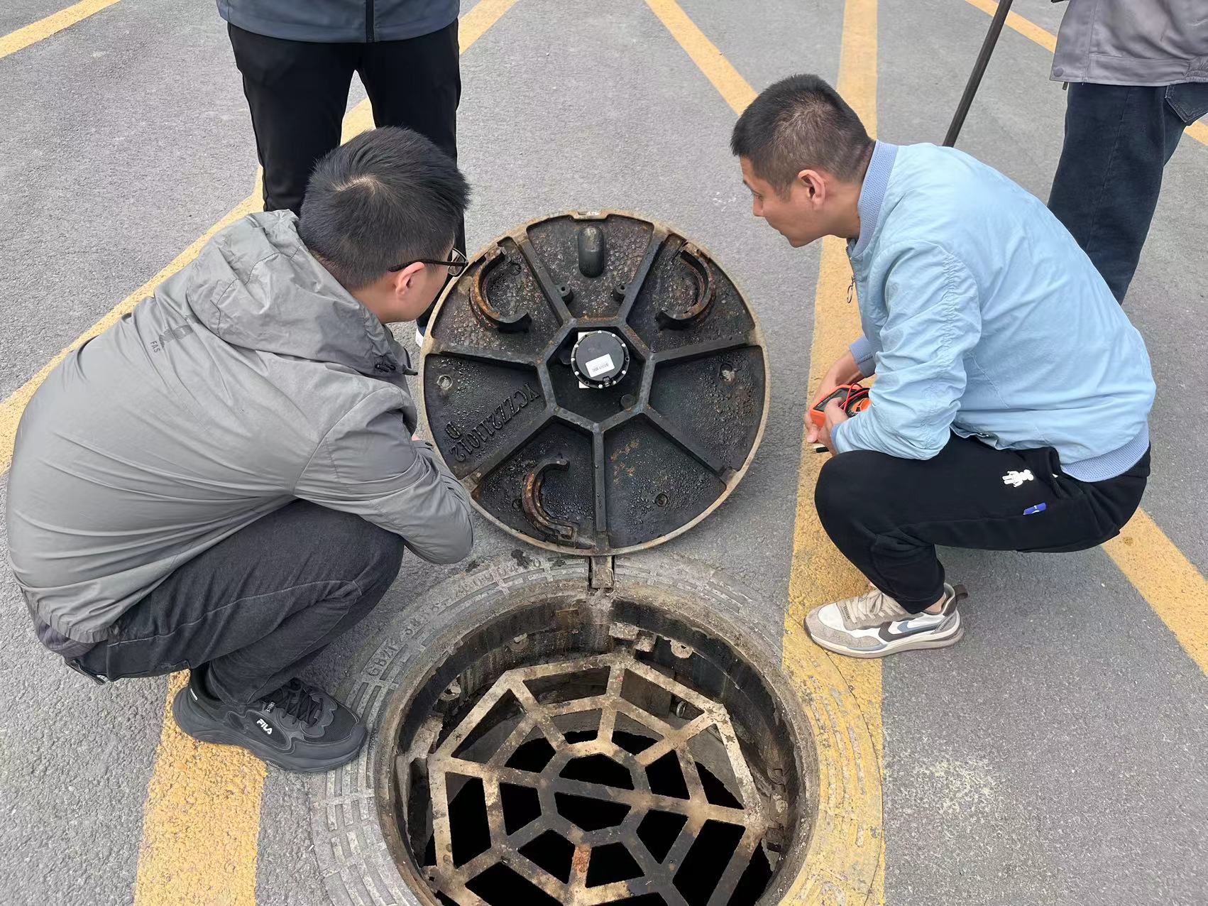 雙洎能源洛陽有限公司技術團隊赴現(xiàn)場保障智能井蓋用一次性鋰電池性能穩(wěn)定
